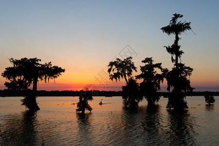 日落时分在路易斯安那州布罗大桥的马丁湖上图片