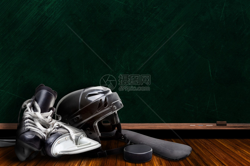 冰球设备包括滑冰鞋头盔棍棒和有背景粉笔板复图片