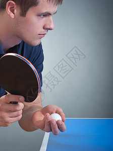 打乒乓球的年轻运动员背景图片