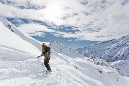 滑雪者在雪地上下山在意大利瓦尔德奥斯图片