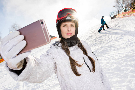 美丽的年轻女滑雪选手用智图片