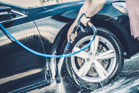 自助洗车使用高压水清洗车轮图片