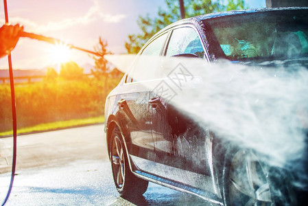 夏季洗车使用高压水清洗汽车图片