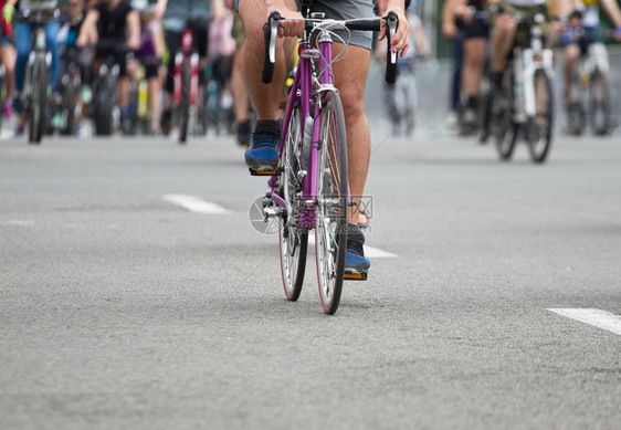 骑自行车的人参加自行车比赛图片