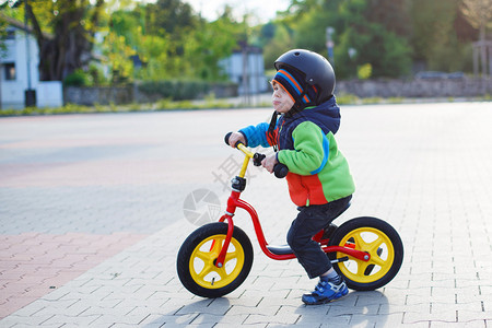 小孩男玩得开心骑自行图片