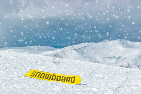 滑雪板在山顶上的滑雪板肖像滑雪胜地图片