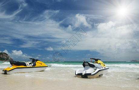 热带海滩上的摩托艇图片