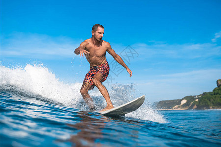 在暑假时阳光明媚的白天在冲浪板上玩乐的帅图片