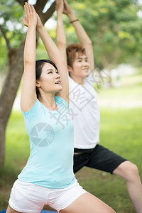 男女在夏季公园做Asan图片