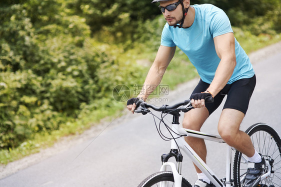 骑自行车向下骑行的人图片