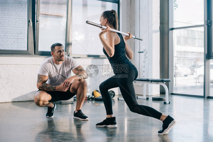 教练组临场调度能力考察 换人时机与对位调整的科学性判断