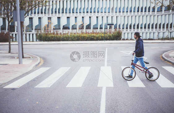 在斑马十字路口街上行走的图片