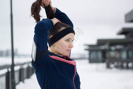健壮的女孩在雪冬的赛道上锻炼课理发图片
