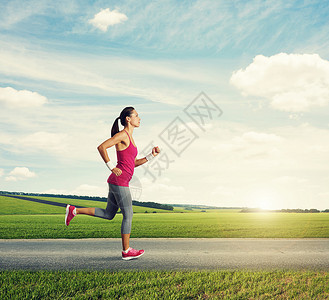 在乡下慢跑的赛跑者女人图片