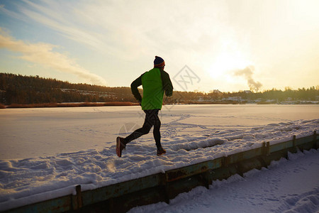 冬季上午在自然环境中奔跑的男图片
