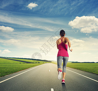 在路上跑步的女人的背影图片