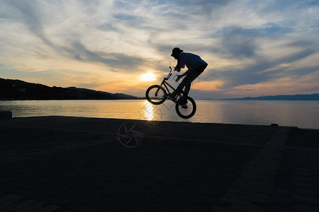 Bmx摩托骑手的假影在日图片