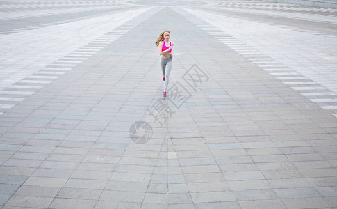 运动女运动员在城市风景复制空间上接受心胸训练copy图片