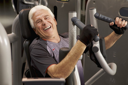 用举重机锻炼的老人图片