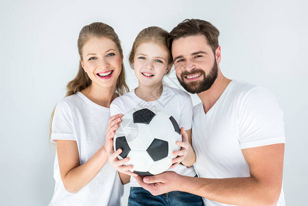 快乐的父母和女儿的肖像在白色的足球图片