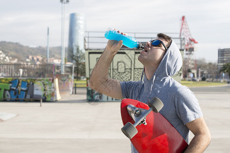 滑板运动员喝能量饮料图片