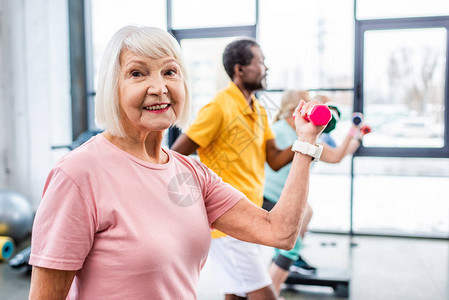 有选择焦点快乐的年长妇女和她的朋友在健身图片