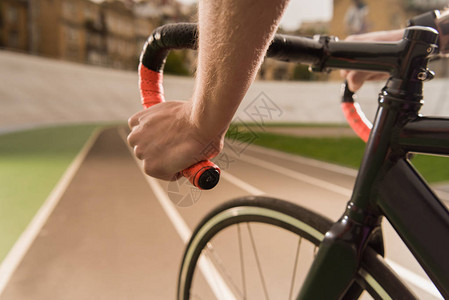 在自行车赛道上比赛时骑自行车的人骑自行图片