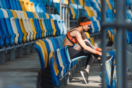 运动体育场的体育女青年坐在球场图片