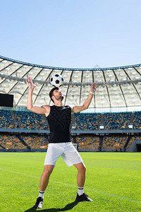 英俊的年轻足球运动员在运动体育图片