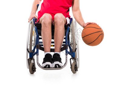 骑轮椅的运动员打篮球时被射中在白背景图片