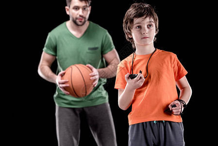 与男子持篮球的人一起控制时间将焦点放在前方的黑线上图片