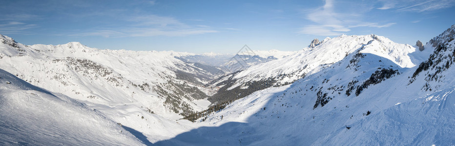 仰望下游山谷的阿尔卑斯山中雪覆图片