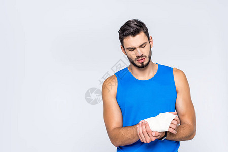 手腕疼痛的体育青年男子图片