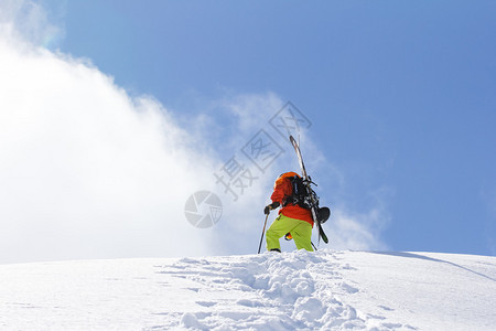 攀登雪山的滑雪者图片