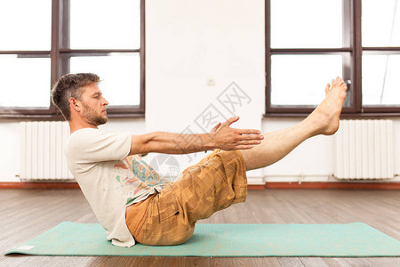 在健身房练习瑜伽的人背景图片