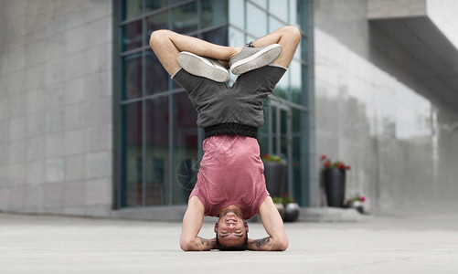 专业的瑜伽人在街上户外做倒立运动图片