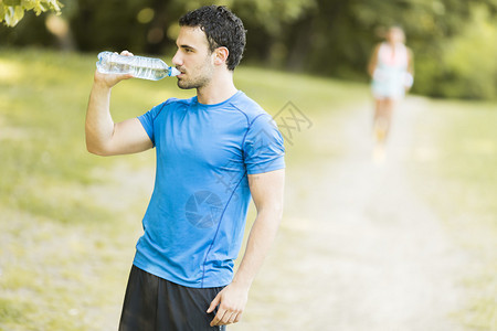 田径运动员从瓶子里喝水图片