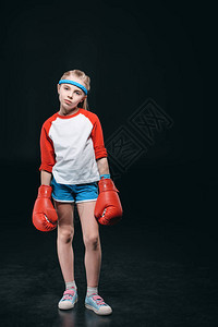身穿拳击手套的活跃黑人儿童概念中的图片