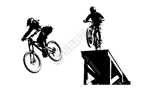 两辆山地自行车在跳跃剪影图片