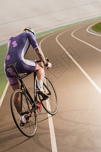 自行车骑手在赛道上骑图片