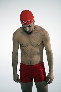 戴红帽的职业游泳运动员肖像图片