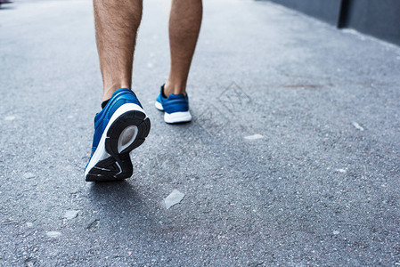 跑步运动鞋运动员在户外奔跑时被裁图片