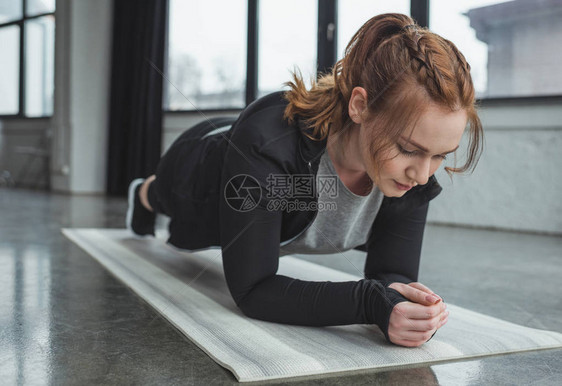 在健身房的卷毛女孩图片