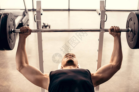 健身房的肌肉健壮运动背景图片