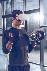 在虚拟现实耳机里和健身房的哑图片