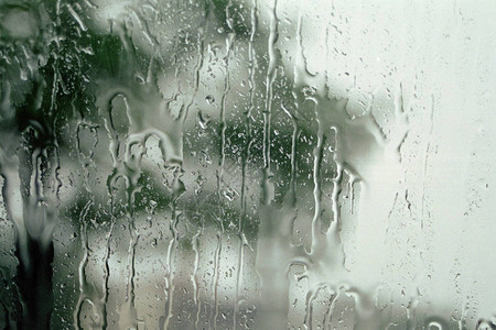 雨滴在车窗上的图像图片