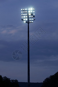 晚上运动场上的体育场灯图片