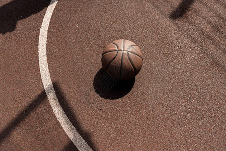 篮球场棕色比赛场地上的球图片