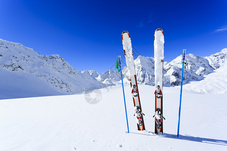 滑雪冬季山区和滑雪图片