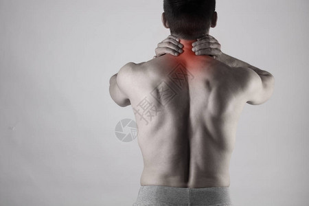 运动受伤背部疼痛颈部疼痛苦救图片